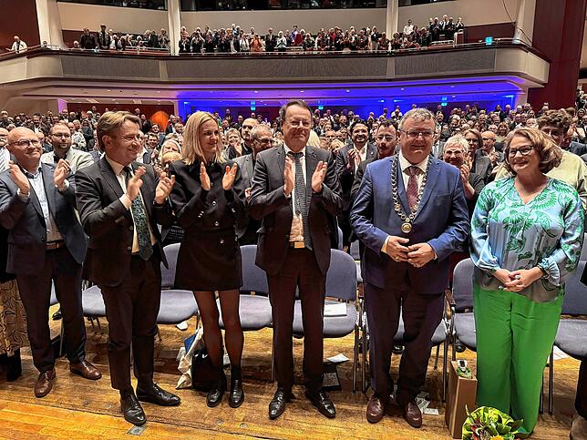 Tosender Applaus für Andreas Brand: Wangens Oberbürgermeister Michael Lang (links) und Regierungspräsident Klaus Tappeser (Mitte) ehren ...