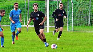 Starke Form: Arian Palatini /Zweiter von rechts), hier beim Hinspiel beim SV Buch, brachte den FC Wittlingen beim 2:0-Erfolg gegen den ...