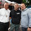 Positive Bilanz: Zunftmeister Tobias Fritz (von links), Festwirt Mike Bächle und DJ B-Sito freuen sich über einen gelungenen Schwyzertag.