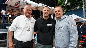 Positive Bilanz: Zunftmeister Tobias Fritz (von links), Festwirt Mike Bächle und DJ B-Sito freuen sich über einen gelungenen Schwyzertag.