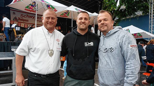 Positive Bilanz: Zunftmeister Tobias Fritz (von links), Festwirt Mike Bächle und DJ B-Sito freuen sich über einen gelungenen Schwyzertag.