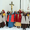 Die Riedböhringer Sternsinger zogen von Haus zu Haus, um Spenden für arme Kinder in Sambia in zu sammeln. In zwei Gruppen mit je sechs ...