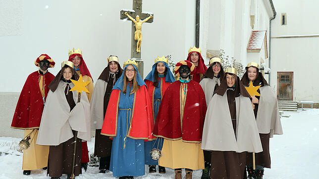 Die Riedböhringer Sternsinger zogen von Haus zu Haus, um Spenden für arme Kinder in Sambia in zu sammeln. In zwei Gruppen mit je sechs ...