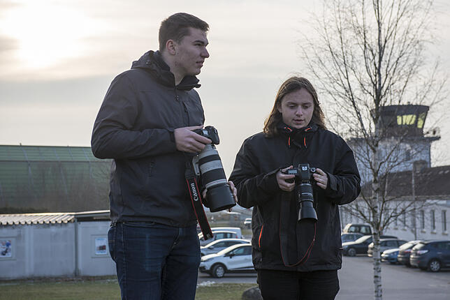 Alexander Hofmann und Fabian Reichlmair fotografieren gerne von den Hügeln zwischen Dornier Museum und Flughafen aus.