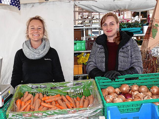 Carola Schindler und Anne Gabele am Marktstand von Gemüse Paradies. Das Geschäft läuft derzeit