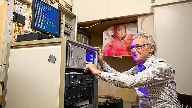 Kinobetreiber Anton Retzbach testet die Vorführ-Technik der Kronenlichtspiele während der Corona-Pause regelmäßig.