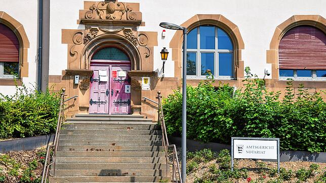 Im Amtsgericht Stockach musste sich ein 30-Jähriger wegen Hausfriedensbruchs, Sachbeschädigung und gefährlicher Körperverletzung sowie ...