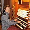 Kantor Andreas Rütschlin übt an der Orgel der Christuskirche. Auch wenn der Gemeindegesang momentan ausfallen muss, gilt das nicht für ...