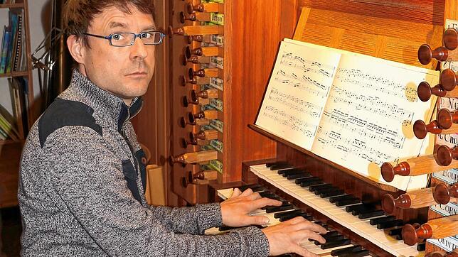 Kantor Andreas Rütschlin übt an der Orgel der Christuskirche. Auch wenn der Gemeindegesang momentan ausfallen muss, gilt das nicht für ...