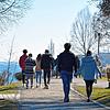 Paar, Familien, Einzelpersonen: Manchmal wurde es am Wochenende auf dem Weg im Uferpark in Bodman etwas enger. Bild: Ramona Löffler
