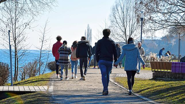 Paar, Familien, Einzelpersonen: Manchmal wurde es am Wochenende auf dem Weg im Uferpark in Bodman etwas enger. Bild: Ramona Löffler