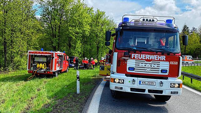 Die Feuerwehren müssen oft zu Verkehrsunfällen ausrücken, wie auf dem Bild bei der Abfahrt Steißlingen der Bundesstraße 33. Sie stellen ...