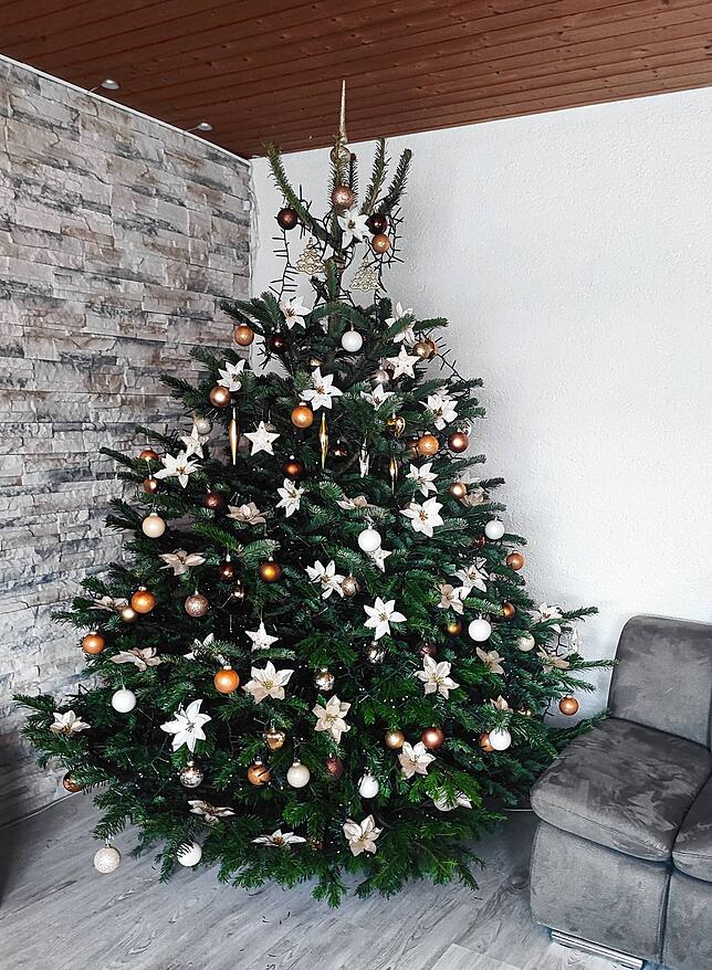 Georg Kaiser aus Stühlingen-Bettmaringen schickt dieses Bild seines mit Blüten dekorierten Weihnachtsbaums.