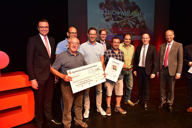 Der Angelsportverein Unterbaldingen freut sich über 5000 Euro beim Jurypreis und 1000 Euro beim Leserpreis. Umrahmt werden die ...