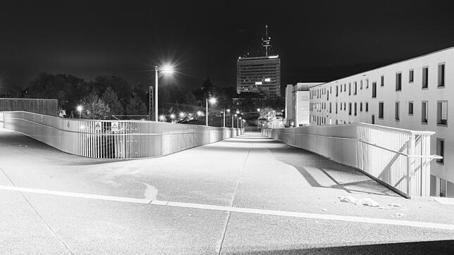 Zwei moderne Konstanzer Denkmäler vereint: Der Blick von der Z-Brücke auf das ehemalige Fernmeldeamt.
