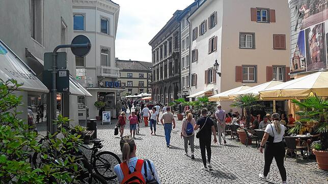 Die Altstadt von Bad Säckingen mit dem Wochenmarkt auf dem Münsterplatz im Hintergrund am Samstag, 27. Juni.