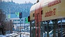 (Archivbild von Dezember 2022) Ein Seehäsle fährt bei Schnee im Bahnhof Stockach ein.