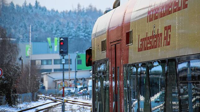 (Archivbild von Dezember 2022) Ein Seehäsle fährt bei Schnee im Bahnhof Stockach ein.