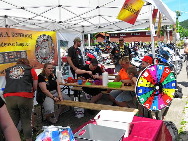 Bild 17: Chrom, Glitzer und dröhnende Motoren beim zwölften American-Cars- Treffen