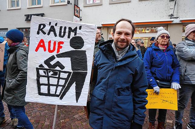 Gregor Hoffmann aus Laufenburg ist mit diesem Schild zur Demo nach Waldshut gekommen.