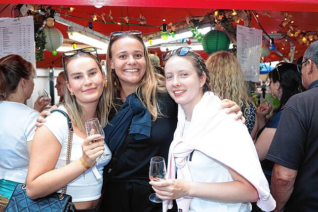 Bild 6: Bilder vom Weinfest Konstanz 2024: Feiern auf dem Stephansplatz