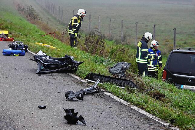 Bild 2: Zwei Personen nach Frontalkollision schwer verletzt