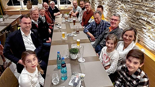 Bürgermeister Ulrich Krieger (links) stellte sich in Luttingen anlässlich der Bürgermeisterwahl den Fragen der Bürger.