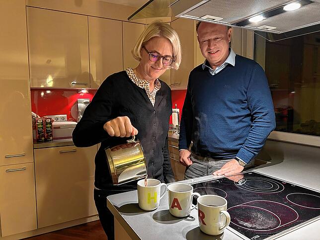 Jan Zeitler und Annette Stoll-Zeitler in ihrem Haus in Überlingen. Sie gießt Punsch ein. Er: „Mit diesen Tassen hat es eine besondere ...