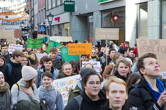 Bild 3: Dieses Mal während der Unterrichtszeit: 700 bis 800 Konstanzer Schüler gehen für "Fridays for Future" auf die Straße und demonstrieren für Klimaschutz