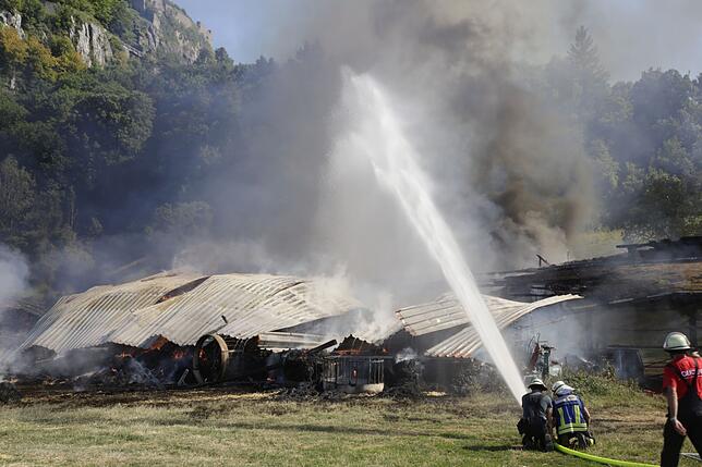 Bild 2: Bilder vom Brand eines Hof-Gebäudes auf dem Hohentwiel