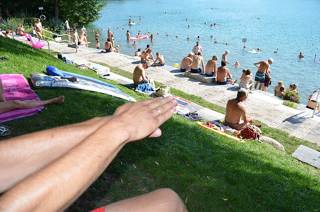 Hier zeigt Manuel Seidel die optimale Handhaltung beim Brustschwimmen. Durch Gleiten auf dem Wasser mit Zurückführen der Hände bei ...