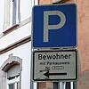 (Symbolbild) Die Preise für das Bewohnerparken am Straßenrand müssten sich den Kosten für Stellplatzmieten annähern, heißt es vonseiten ...