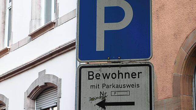(Symbolbild) Die Preise für das Bewohnerparken am Straßenrand müssten sich den Kosten für Stellplatzmieten annähern, heißt es vonseiten ...