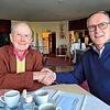 Ein Villinger Handschlag und eine besondere Geschichte. Wie der Jahrgang 1938 doch noch ins Diegner fand. Links Manfred Müller, rechts ...