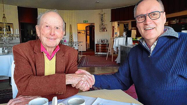 Ein Villinger Handschlag und eine besondere Geschichte. Wie der Jahrgang 1938 doch noch ins Diegner fand. Links Manfred Müller, rechts ...