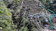 Der Steg wächst hier langsam um die Kurve am untersten Fels der Marienschlucht. Links unten ist das Tor zu sehen, das seit Jahren den ...