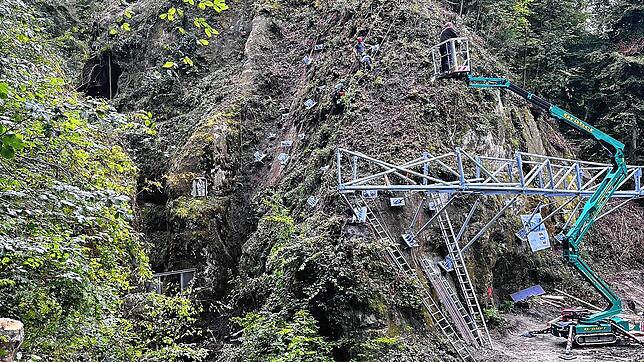Der Steg wächst hier langsam um die Kurve am untersten Fels der Marienschlucht. Links unten ist das Tor zu sehen, das seit Jahren den ...