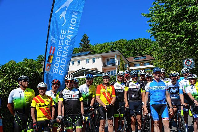 Die Mitglieder des Radsportvereins Seerose aus Friedrichshafen begleiten ihr bekanntestes Mitglied, Liane Lippert, bei der Eröffnung.