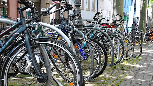 In der Schützenstraße in Radolfzell stehen mehrere Fahrräder aufgereiht. Nicht selten werden Räder gestohlen, wenn sie nicht gut genug ...
