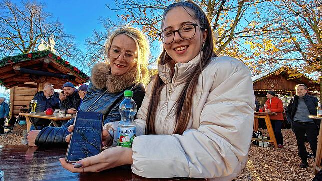 Eveline (links) und Anschana Hack aus Ailingen sind Fußball-Fans. Anschana zeigt einen Post der deutschen Mannschaft. „Auch ohne ...