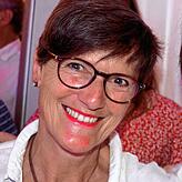 Birgit Hall führt das Kunstwerk.