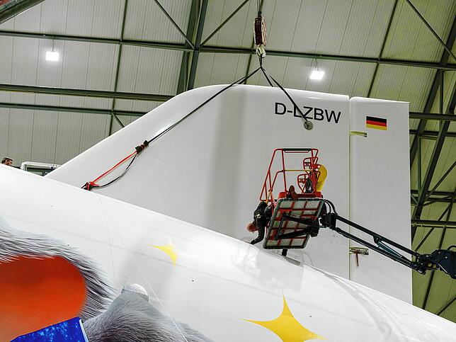 Es sieht von unten aus, als sei das Leitwerk schon am Zeppelin montiert. Dabei folgt die eigentliche Befestigung erst jetzt.