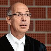 Der Angeklagte habe nicht nur den Geschädigten Leid zugefügt, sondern auch seinen Familienangehörigen und den Angehörigen der Opfer, ...