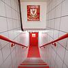 Die Treppe hinunter und durch die Türe rein in den Hexenkessel Anfield Road. Spätestens hier hat so mancher gegnerische Kicker ...