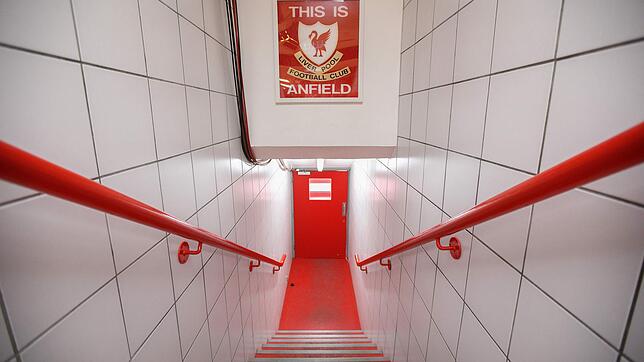 Die Treppe hinunter und durch die Türe rein in den Hexenkessel Anfield Road. Spätestens hier hat so mancher gegnerische Kicker ...