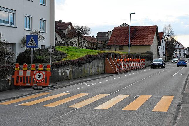 Wann die marode, abgestützte Mauer an der Markdorfer Straße saniert wird, ist weiter unklar. Die Planung zur Umgestaltung des gesamten ...