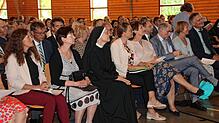 Zum Festakt anlässlich 75 Jahre Kloster Wald und dem Schulleiterwechsel fanden sich die Gäste in der Turnhalle ein. Vordere Reihe v.l. ...