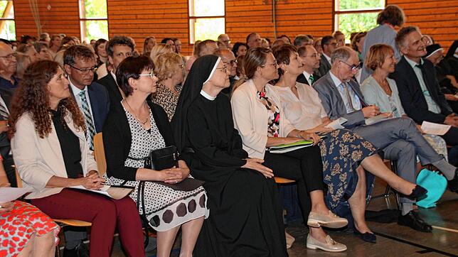 Zum Festakt anlässlich 75 Jahre Kloster Wald und dem Schulleiterwechsel fanden sich die Gäste in der Turnhalle ein. Vordere Reihe v.l. ...