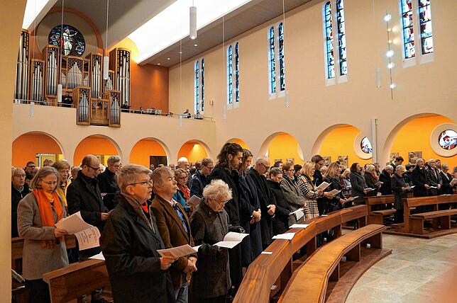 Die Kirchenbänke waren voll. Hunderte Gläubige kamen zur Altarweihe in St. Oswald.