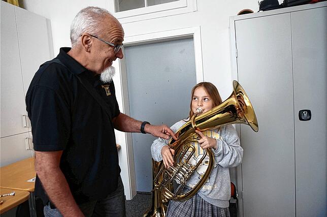 Vereine präsentieren sich: Bei der Stadtmusik Waldshut können Instrumente kennengelernt werden, das lässt sich Lya Sophie Brinkmann aus ...